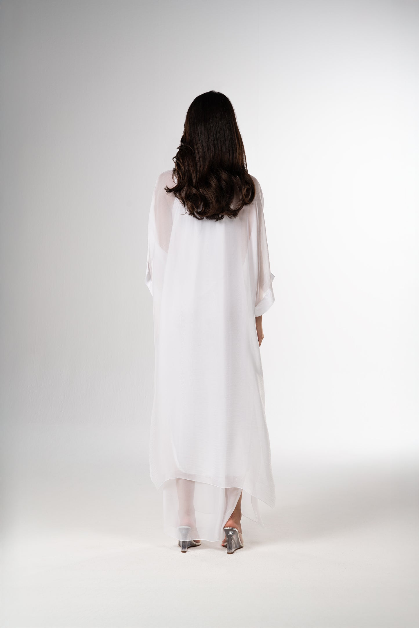 قفطان إيطالي من الحرير القطني باللونين الأسود والأبيض (مجموعة رمضان)