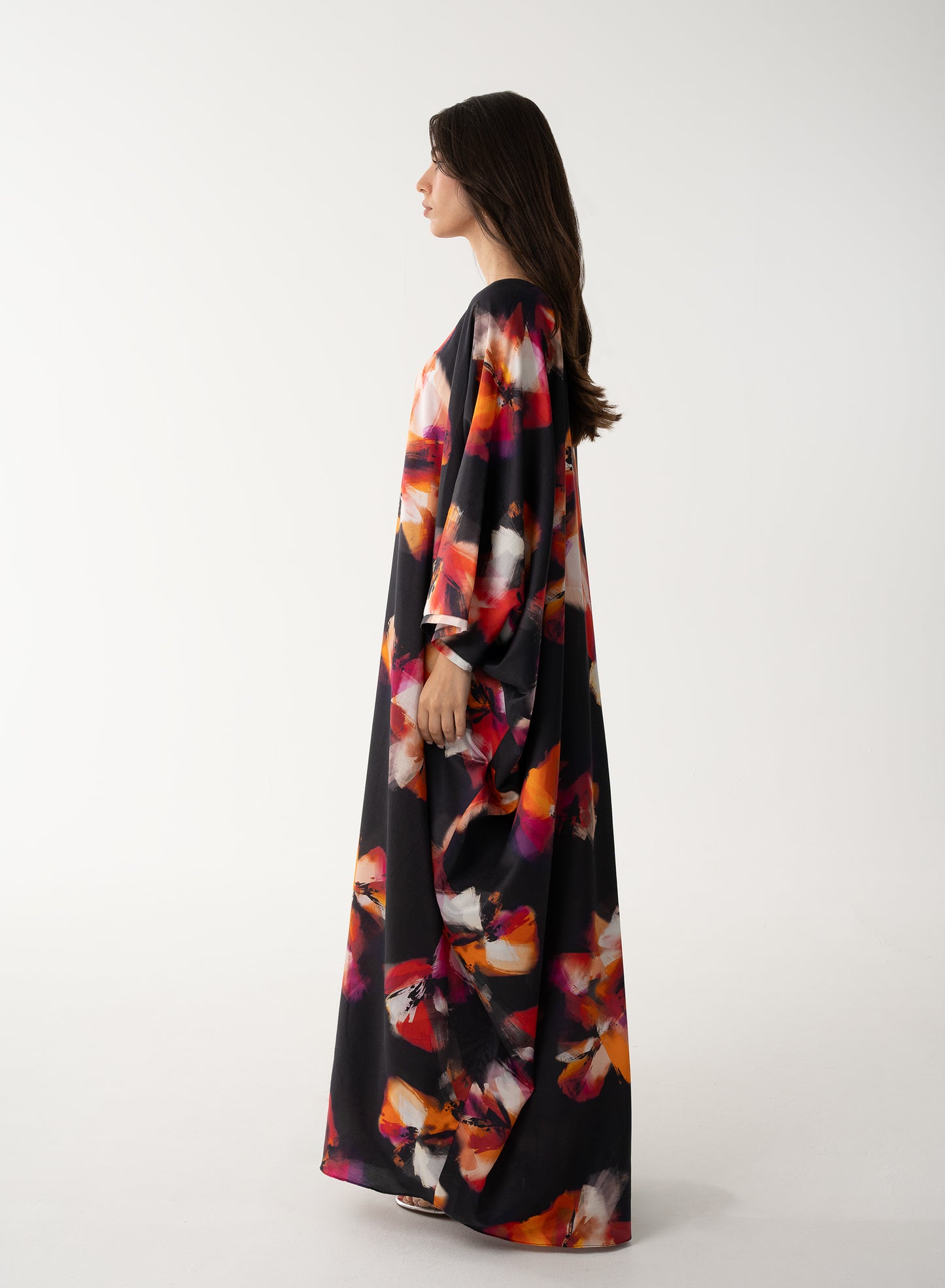 قفطان إيطالي من الحرير والقطن باللون الأسود بنقشة الزهور (مجموعة رمضان)