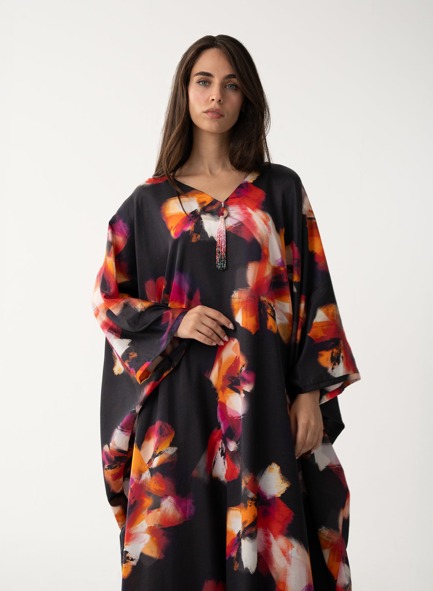 قفطان إيطالي من الحرير والقطن باللون الأسود بنقشة الزهور (مجموعة رمضان)