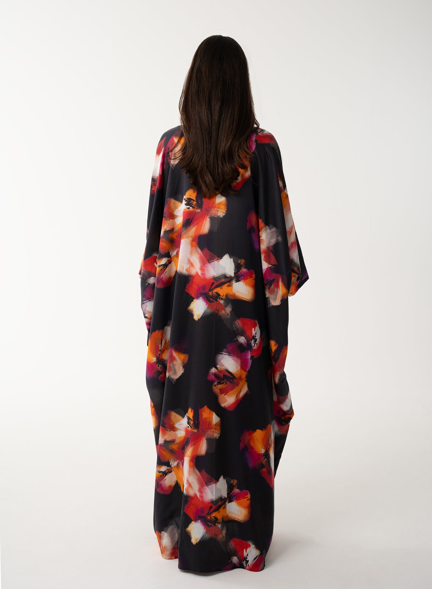 قفطان إيطالي من الحرير والقطن باللون الأسود بنقشة الزهور (مجموعة رمضان)