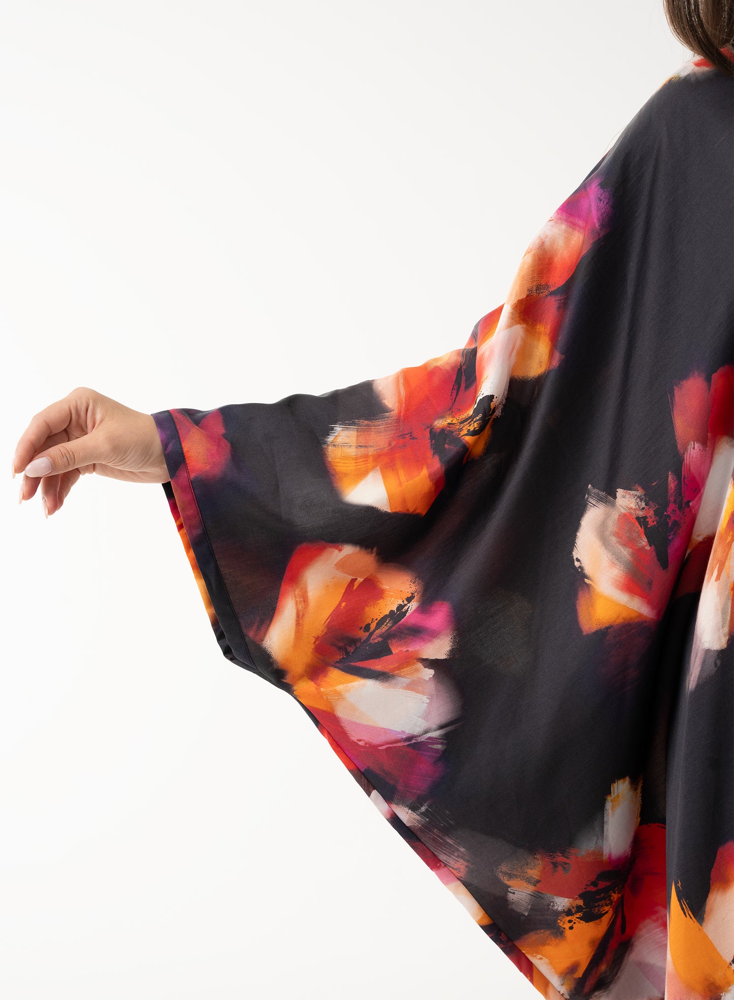 قفطان إيطالي من الحرير والقطن باللون الأسود بنقشة الزهور (مجموعة رمضان)